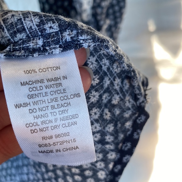 Light cotton button down shirt by Jasmine and Juliana size M - Picture 3 of 5